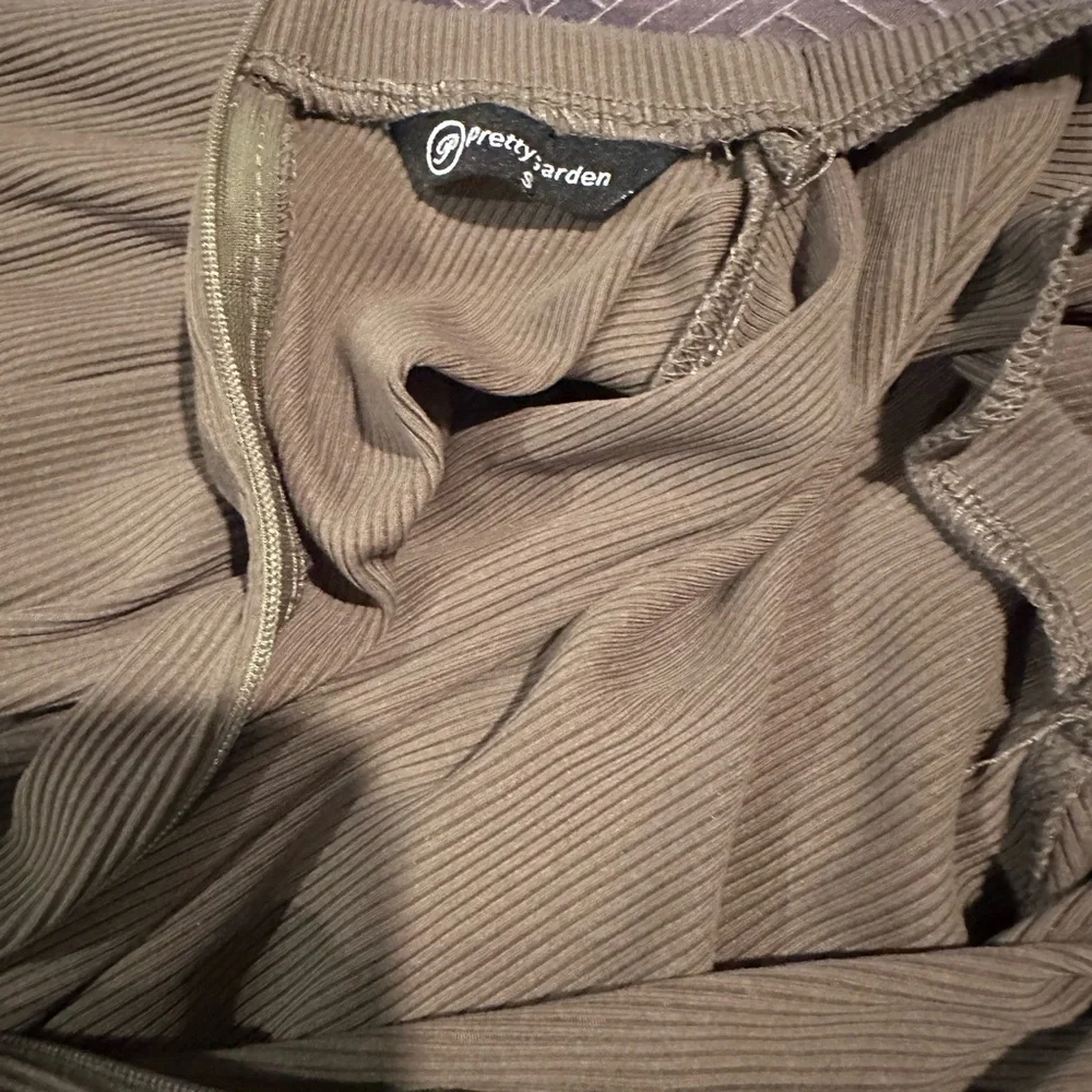 Elegant Olive Green Sleeveless Jumpsuit - Picture 3 of 5